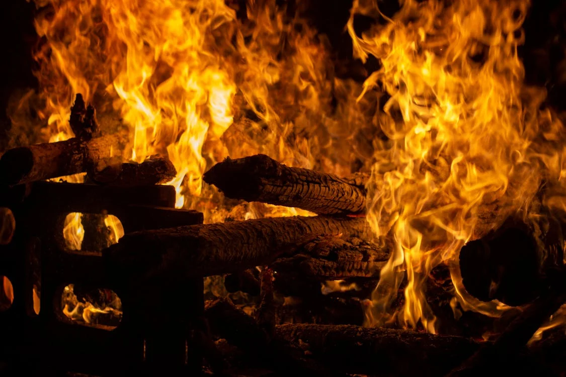 В Минской области девочки 11 и 12 лет взломали топорами дачу и подожгли её