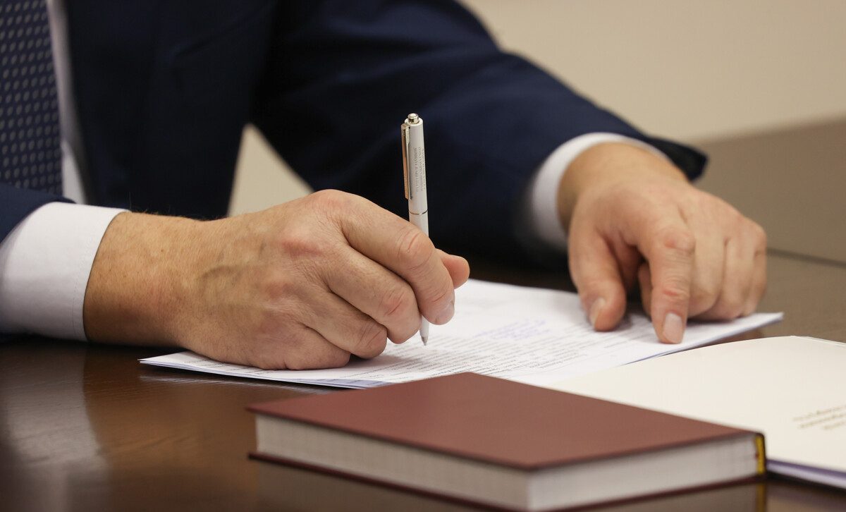 Юрист поясняет, может ли бабушка поехать на море с внуком, если его родители в разводе