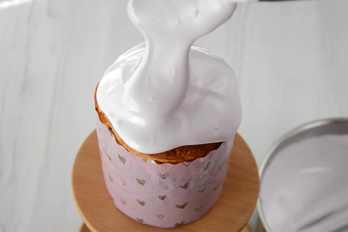 Рецептом вкусной глазури для куличей поделилась кулинарный блогер