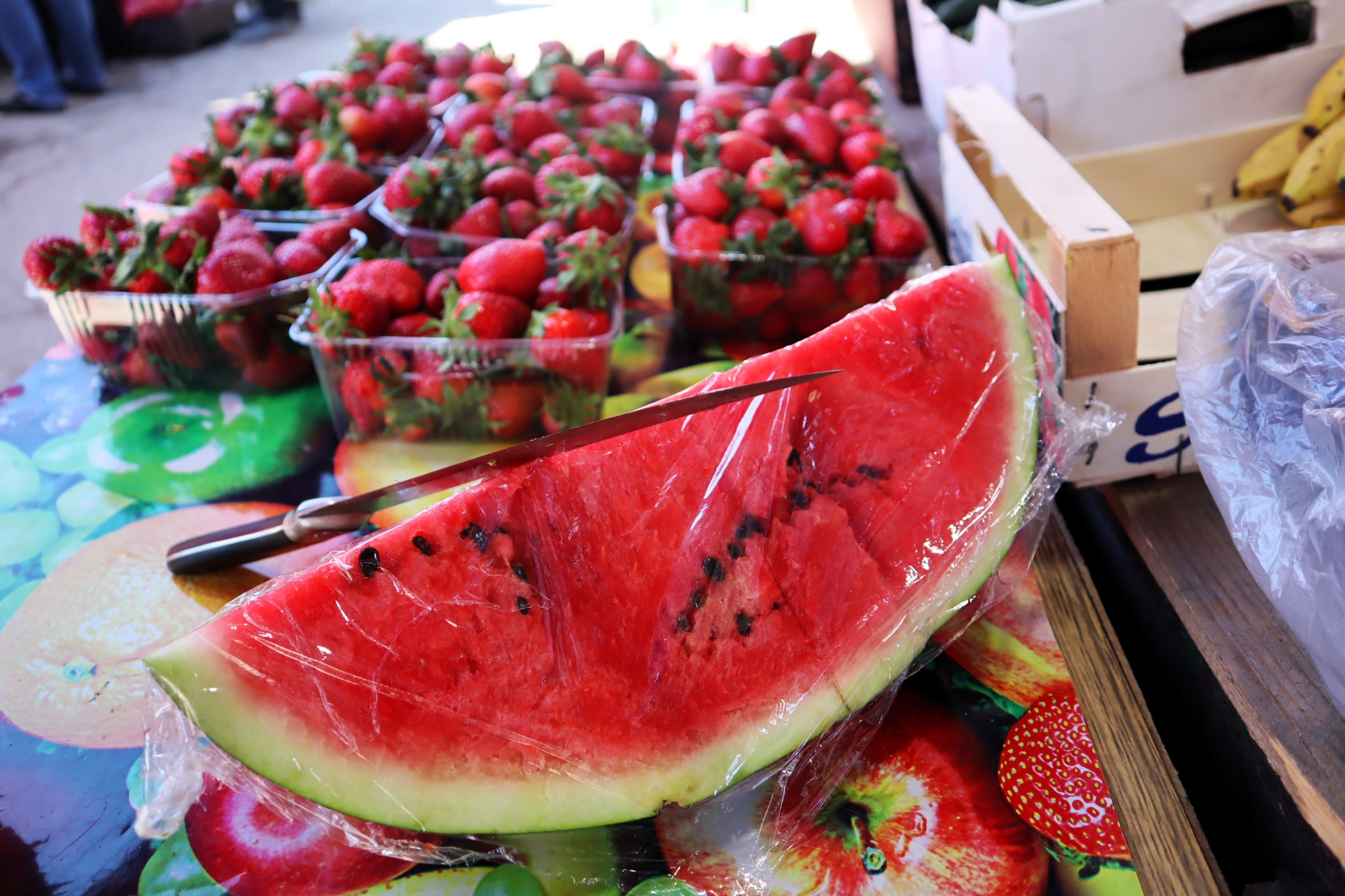 Арбузы уже доехали до рынка в Молодечно. Доедет ли черешня, которая в Таборах по 100 рублей за кило?