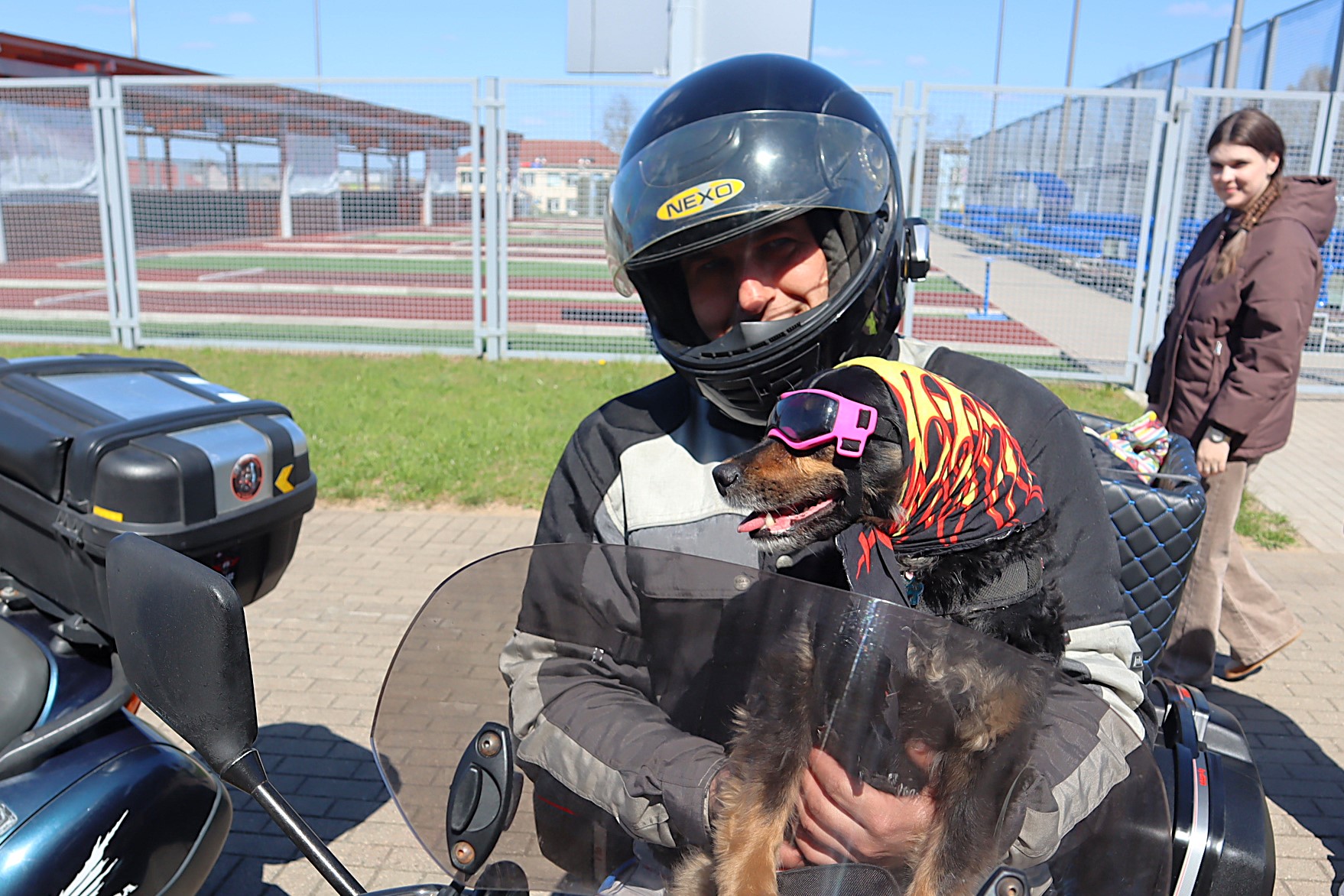 Суровая байкер Оля вышивает крестиком, а Сергей возит на байке Брошку – мотосезон в Молодечно открыт