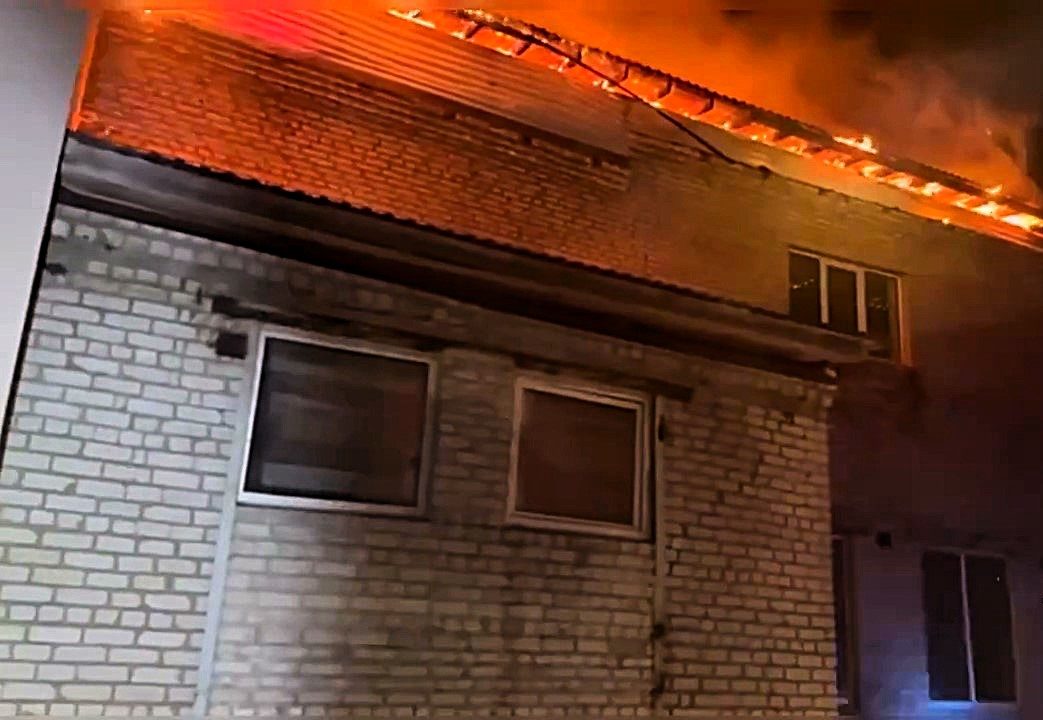 Спасатели МЧС в Молодечно глубокой ночью тушили цех предприятия