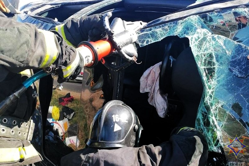 Двух девушек достал из перевернутой машины поставский спасатель