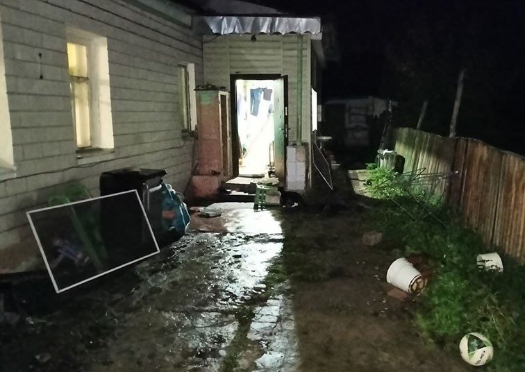 Убил беременную жену, ранил пасынка, изнасиловал падчерицу и взял её в заложницы – дело в суде