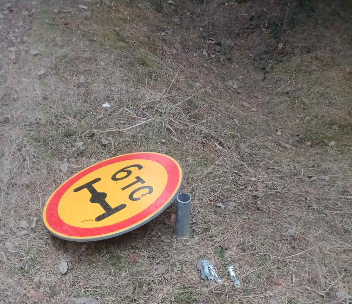 В Молодечненском районе дорожные знаки лишают опор. Разбирались, что происходит