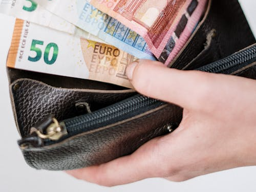 Пенсионерка из Молодечно отдала курьеру мошенников более 14 тысяч долларов и свыше тысячи евро