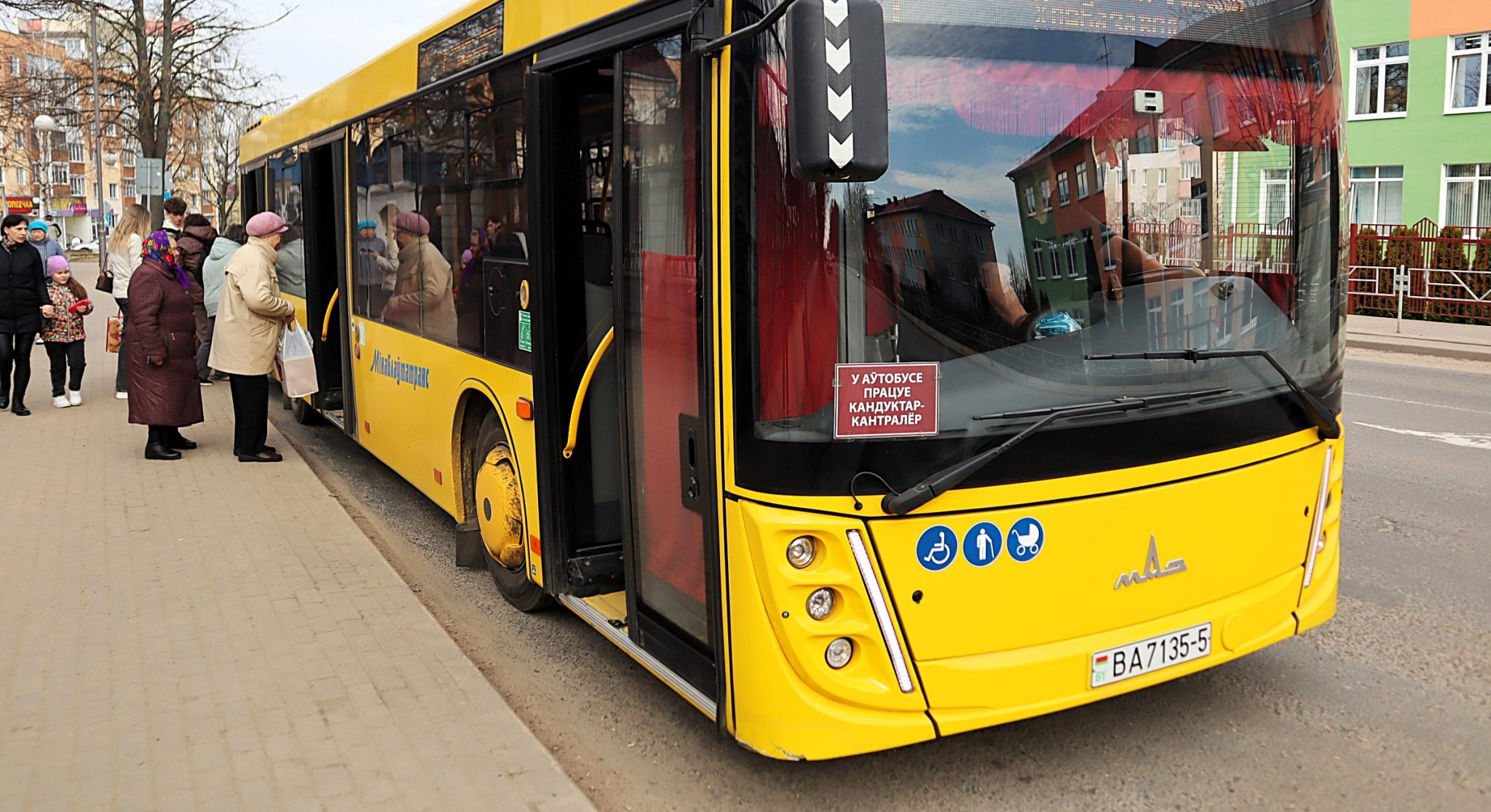 В Молодечно на Радуницу пустят дополнительные автобусы до кладбища Лозовец