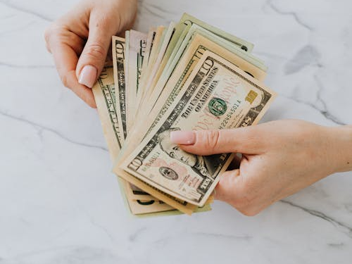 В Молодечно под предлогом передачи вознаграждения за благоприятное решение вопроса у 36-летней женщины похитили 5 тысяч долларов