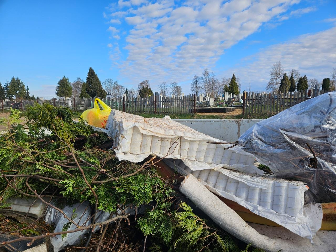 В Молодечненском районе с кладбищ вывозят матрасы, диваны и автозапчасти