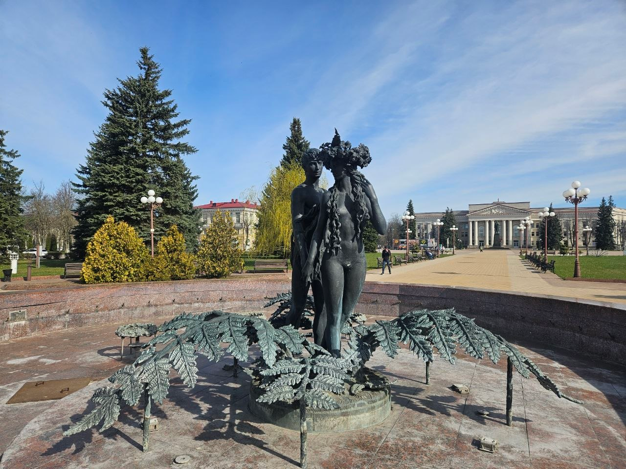 Когда в Молодечно включат фонтаны и что сделали с большим резервуаром, чтобы туда не падали утята