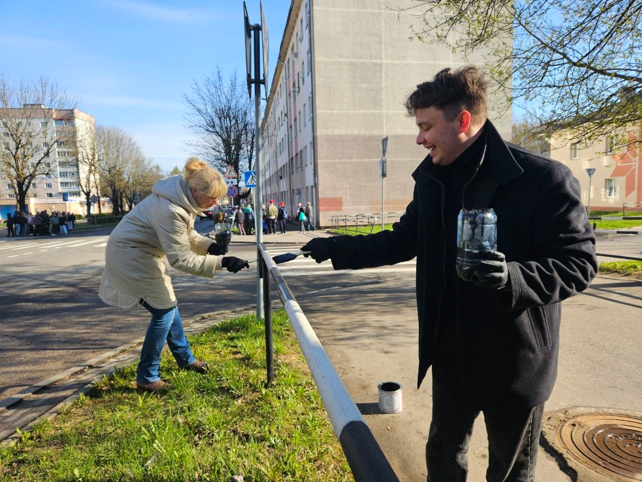 Красят ограждения, наводят порядок на территориях, благоустраивают воинские захоронения и сажают лес - в Молодечненском районе проходит субботник