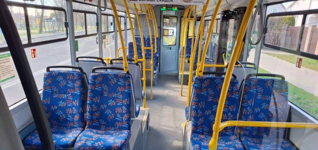 В Молодечно в автобусе из-за резкого торможения упала пенсионерка