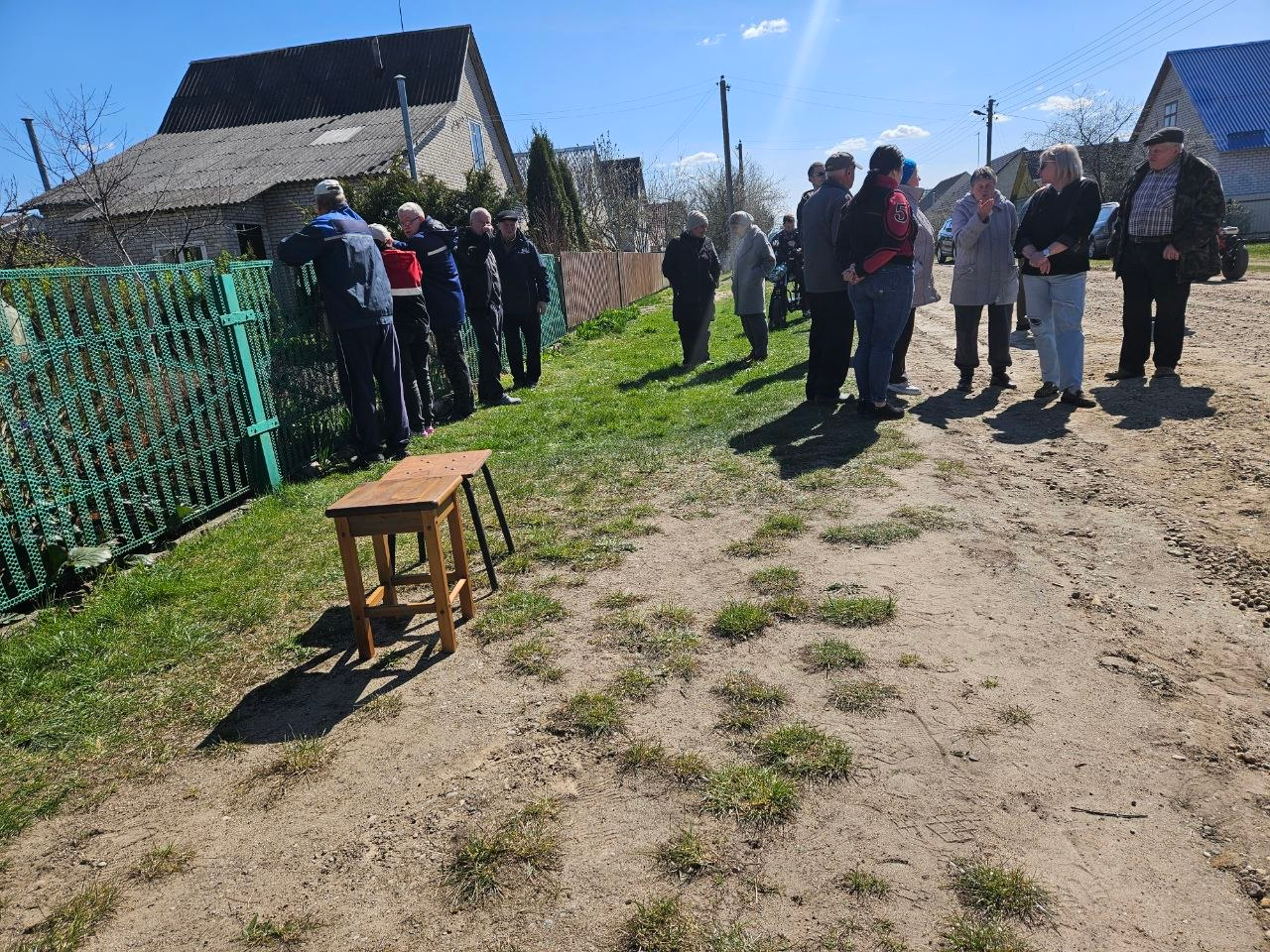 В Молодечно жители переулка вместе добиваются асфальтирования дороги