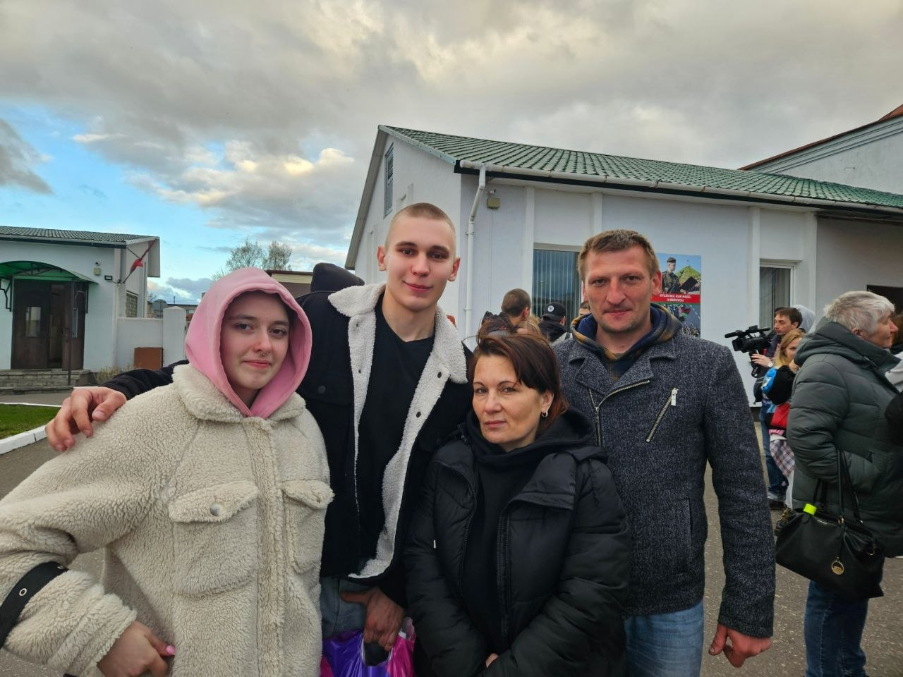 Антона Франткевича из агрогородка Березинское провожали в армию родители и любимая девушка