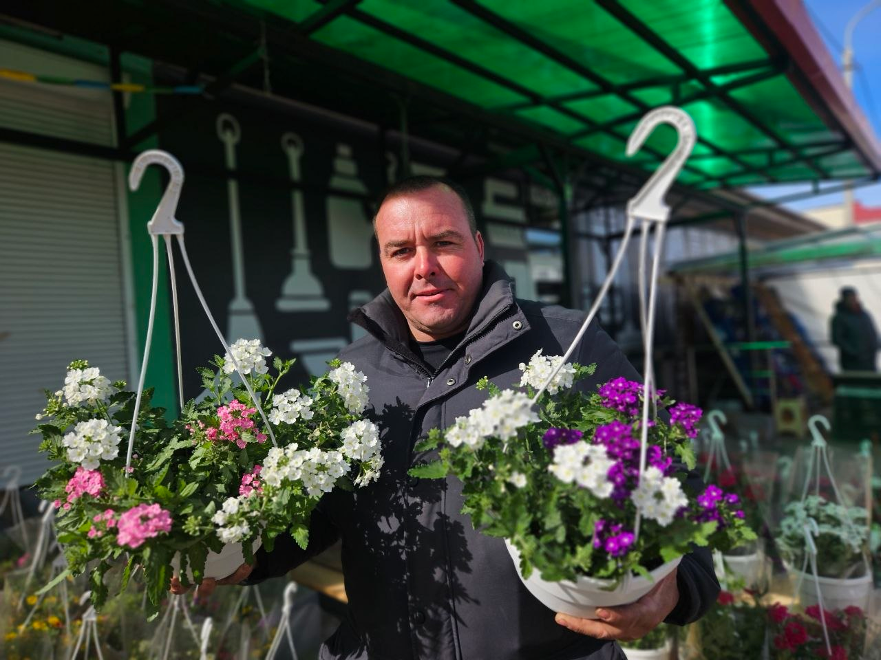 Фёдор привёз из Пинска на рынок в Молодечно цветы. Цены — прошлогодние