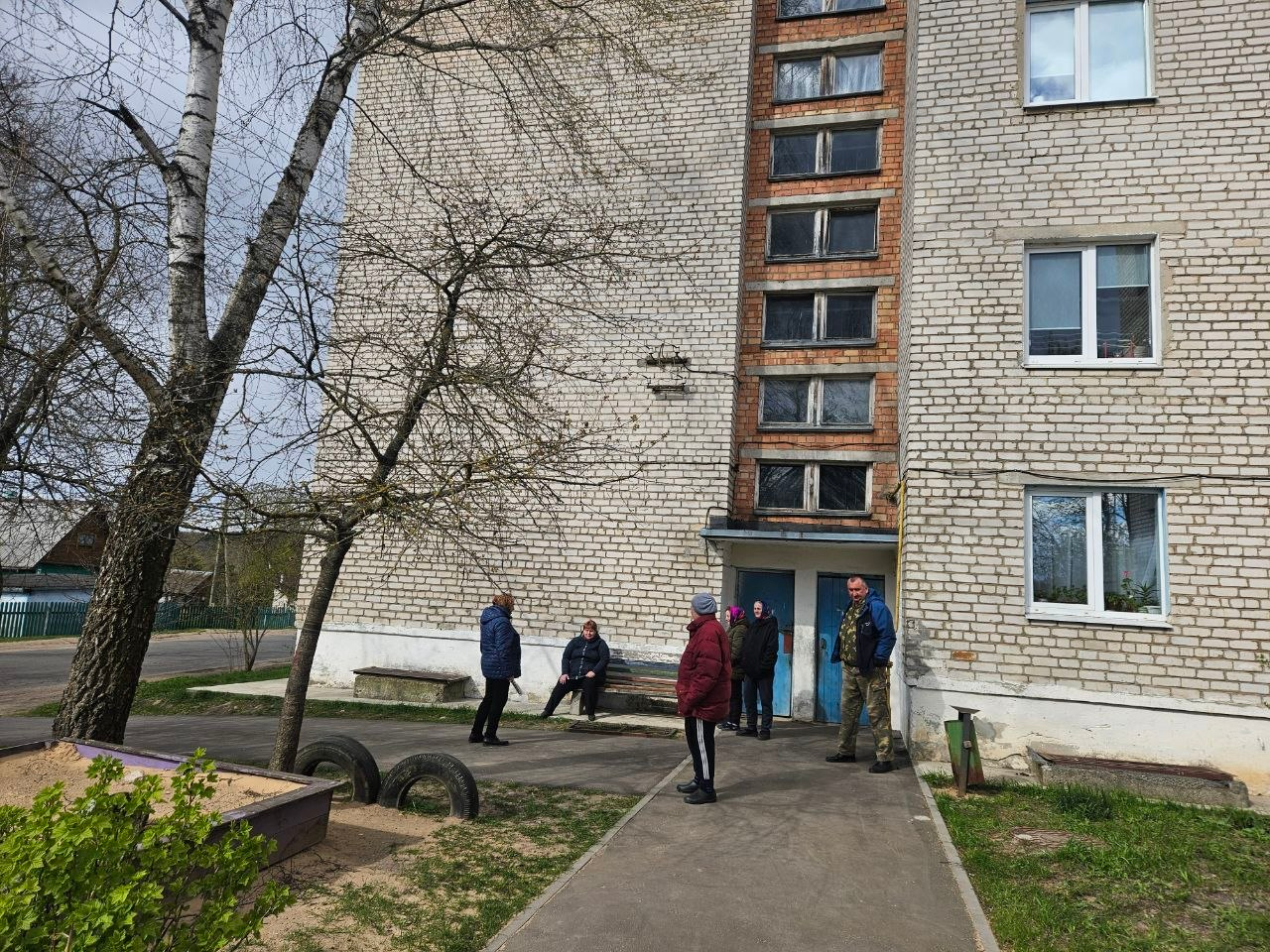 Можно ли прибить к дереву табличку знака автобусной остановки и таким образом решить проблему, объяснили жителям деревни в Молодечненском районе