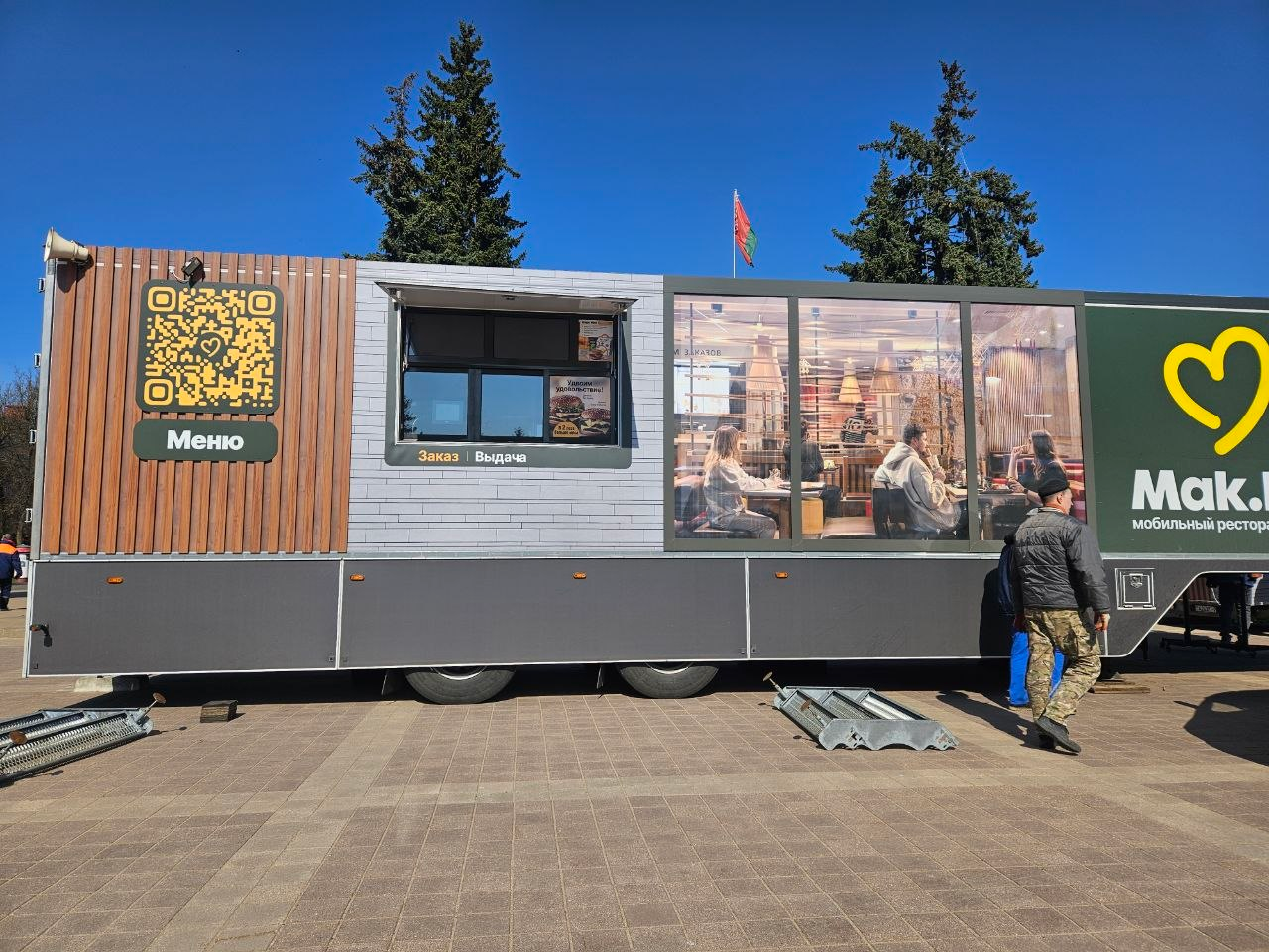 В Молодечно приехал мобильный ресторан Мак.by