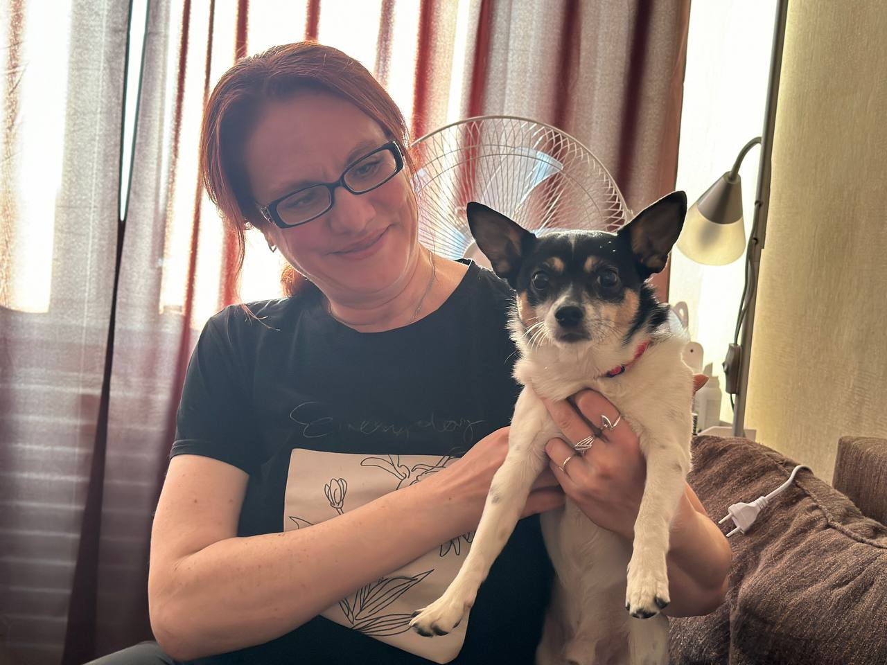 Жительница общежития в Вилейке вынуждена расстаться с любимой собакой. Что послужило причиной, рассказываем