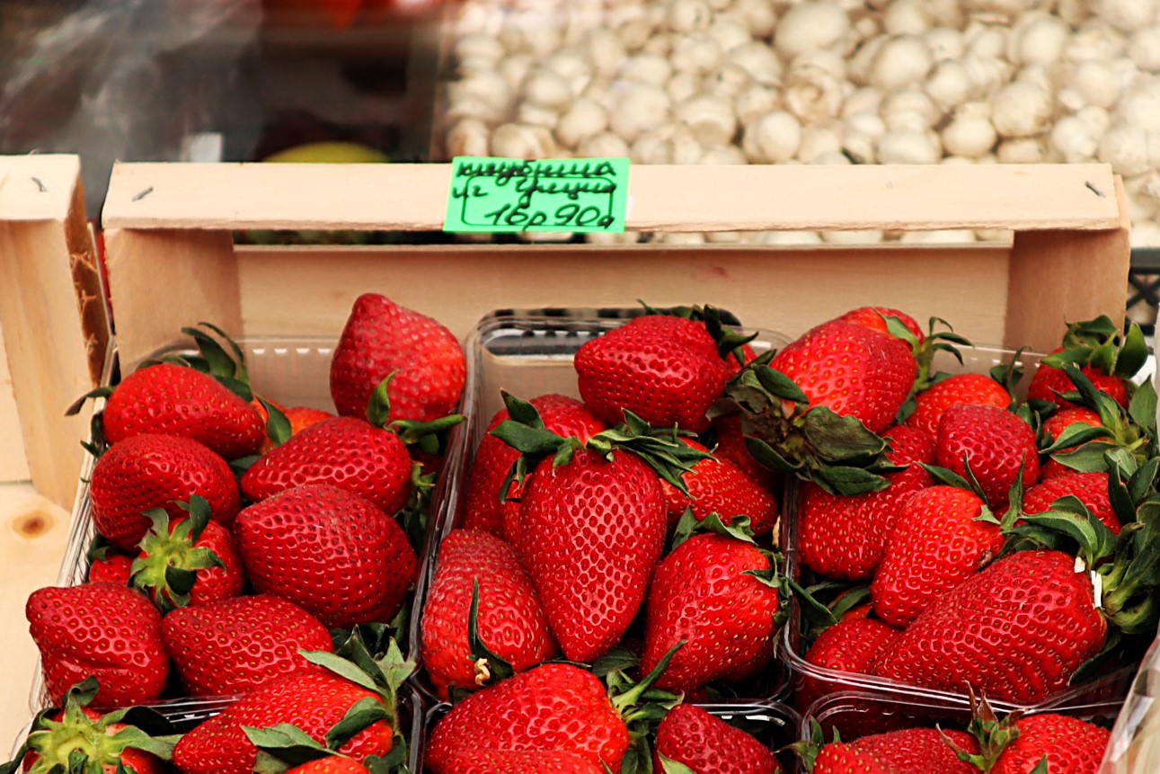 Апрельская клубника в Молодечно по 16,9 рубля, а год назад кое-кто в июне продавал эту ягоду по 20 рублей