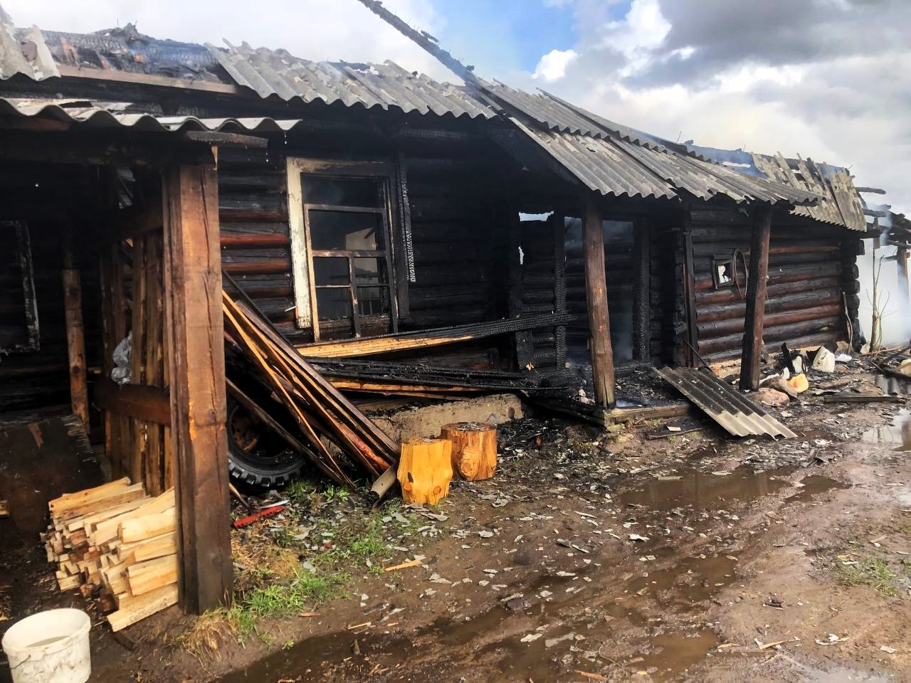 Дом горел в Докшицком районе, пока хозяин был у соседей