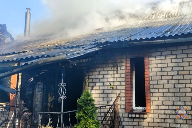 В Браславе на пожаре пострадал мужчина, который спасал свой дом от огня