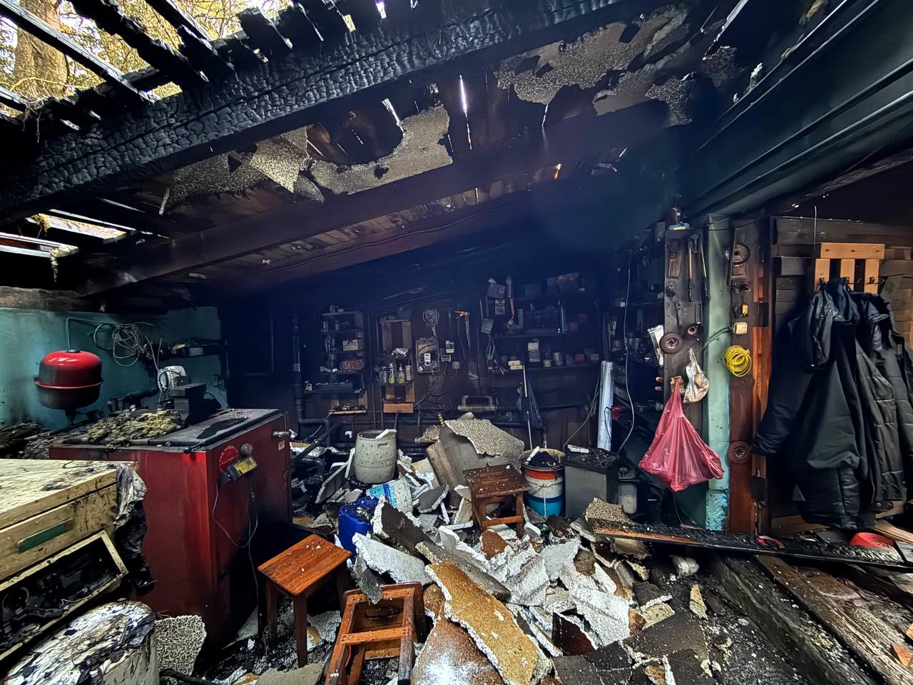 Крыша сарая горела в курортном посёлке Мядельского района