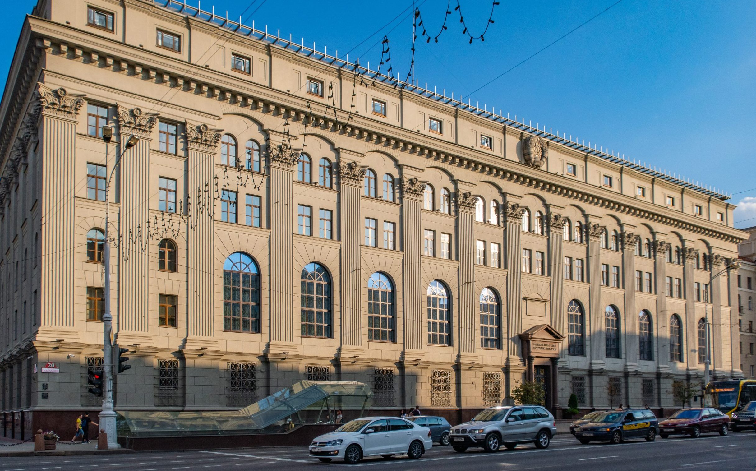 Нацбанк выпускает в обращение памятные монеты номиналом 1 и 20 рублей