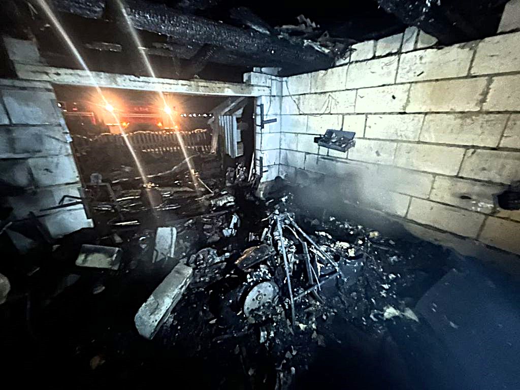 Гараж загорелся в Ошмянском районе после того, как хозяин протопил в нём буржуйку