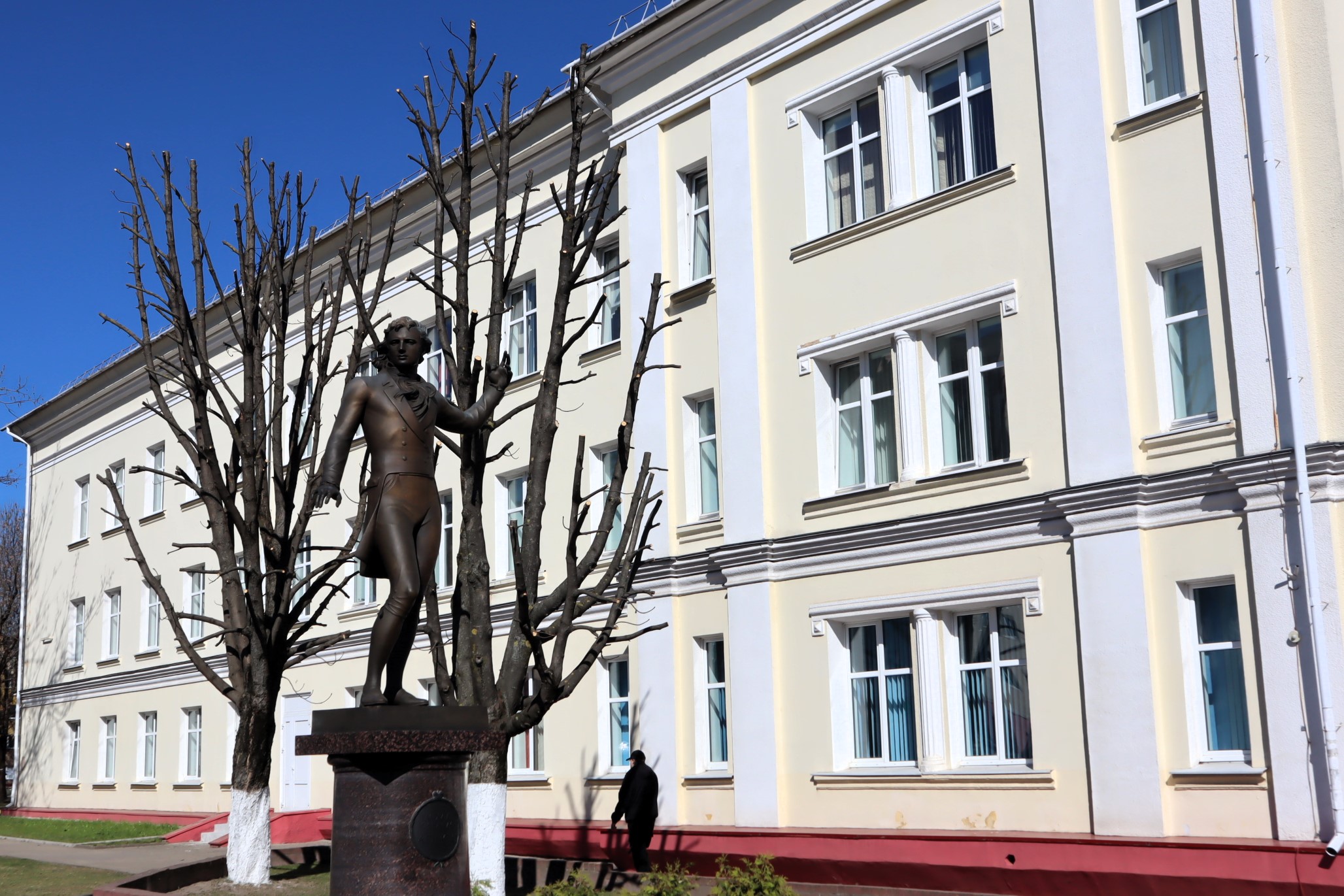 Обрезка деревьев завершилась в Молодечно – красота даже вокруг юбиляра Огинского