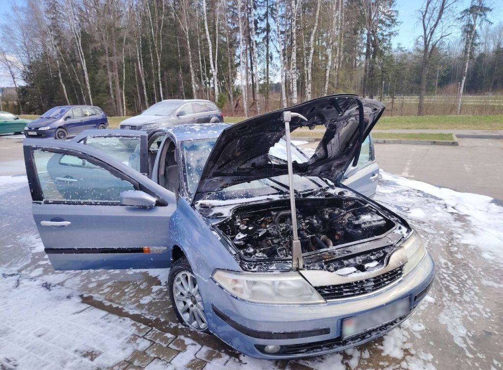 Легковушка горела на автостоянке в деревне Островецкого района