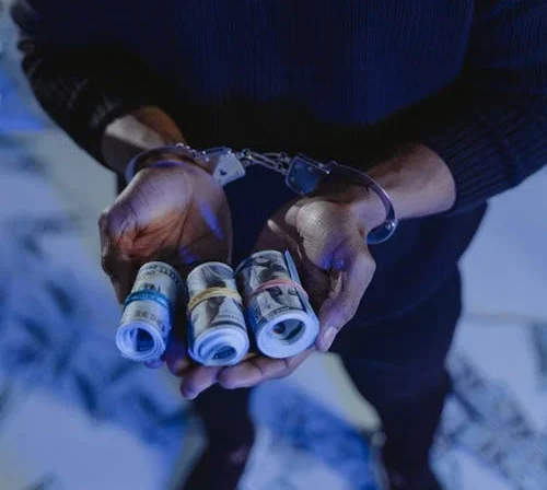 В Витебске пенсионерка несколько лет переводила деньги возлюбленному, который оказался мошенником