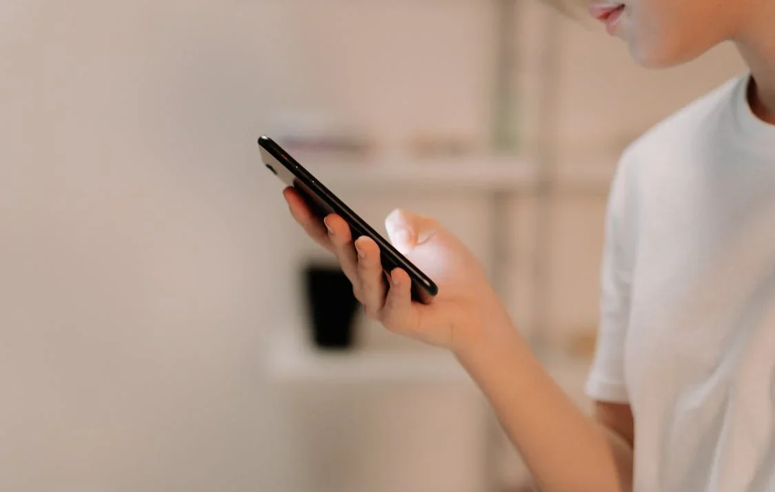 В Сморгони девушку шантажировал интернет-преследователь