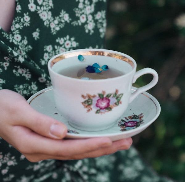 В TikTok провели тест на доверчивость с чашкой чая. Рассказываем, чем он закончился