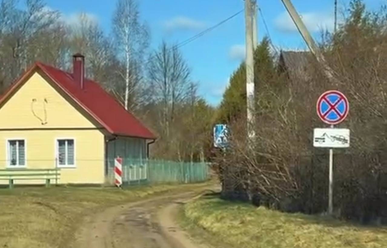Дорожные знаки в деревне Вилейского района убрали из-за видео в ТикТоке