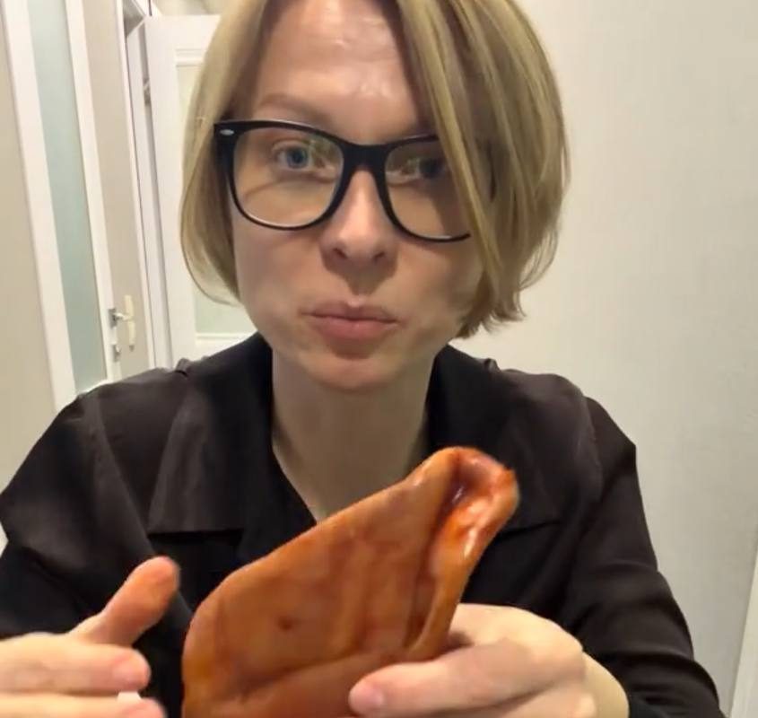 В TikTok пробуют свиные уши из Молодечно