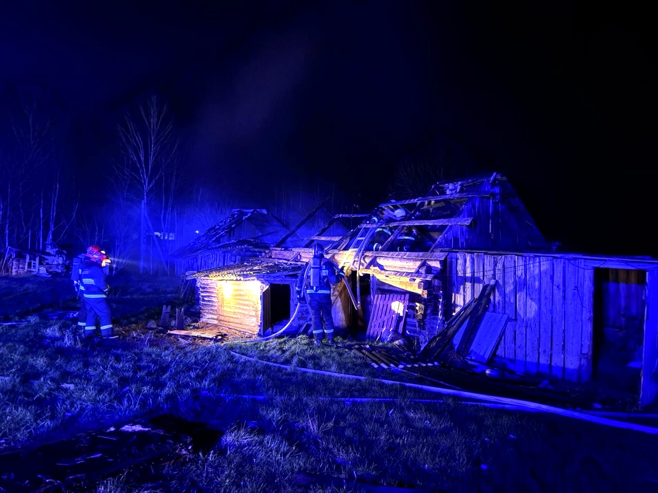 Крыша и стены сарая обгорели в деревне Молодечненского района