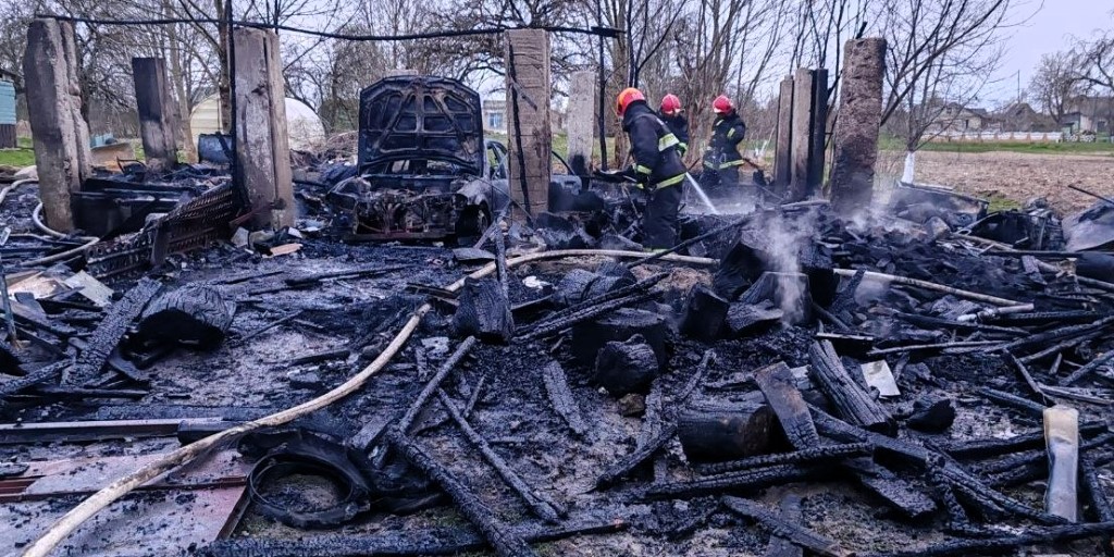Гараж вместе с машиной сгорел в деревне Сморгонского района