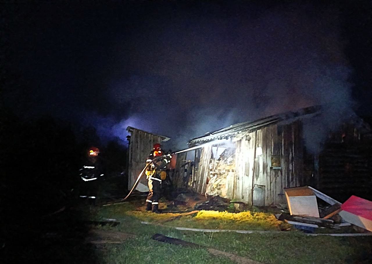 Деревянный сарай горел в частном секторе Глубокого