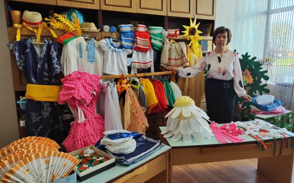 Воспитатель дошкольного образования Кривичской школы шьёт оригинальные детские костюмы