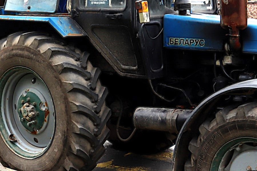 Трактор сгорел в поле во время работы на ошмянских полях