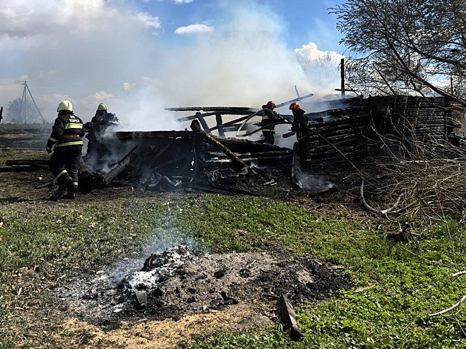 В деревне Молодечненского района сжигали мусор – загорелся сарай