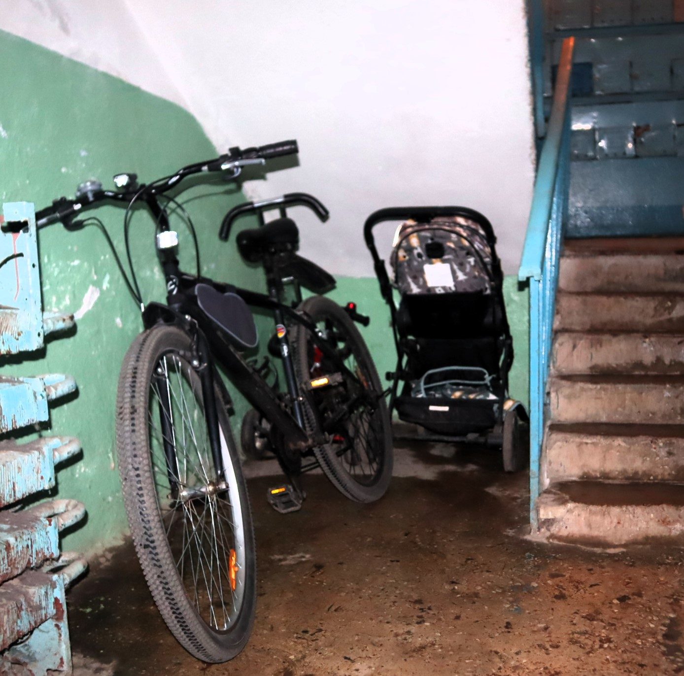 Велосипед на лестничной площадке – штраф 900 рублей? А где его держать? Спросили в «Службе заказчика жилищно-коммунальных услуг Молодечненского района»