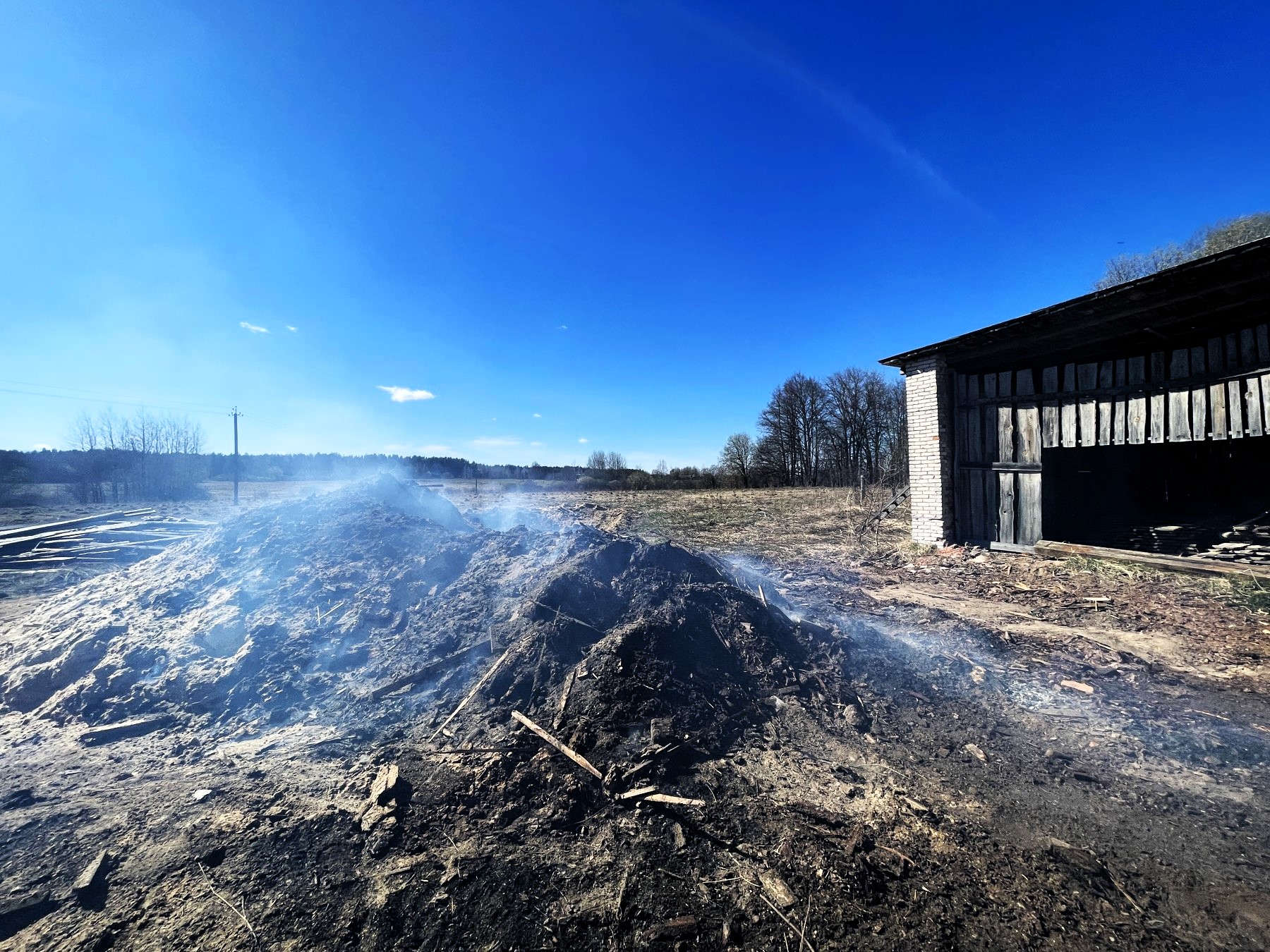 Деревянный навес на частном предприятии сгорел под Докшицами