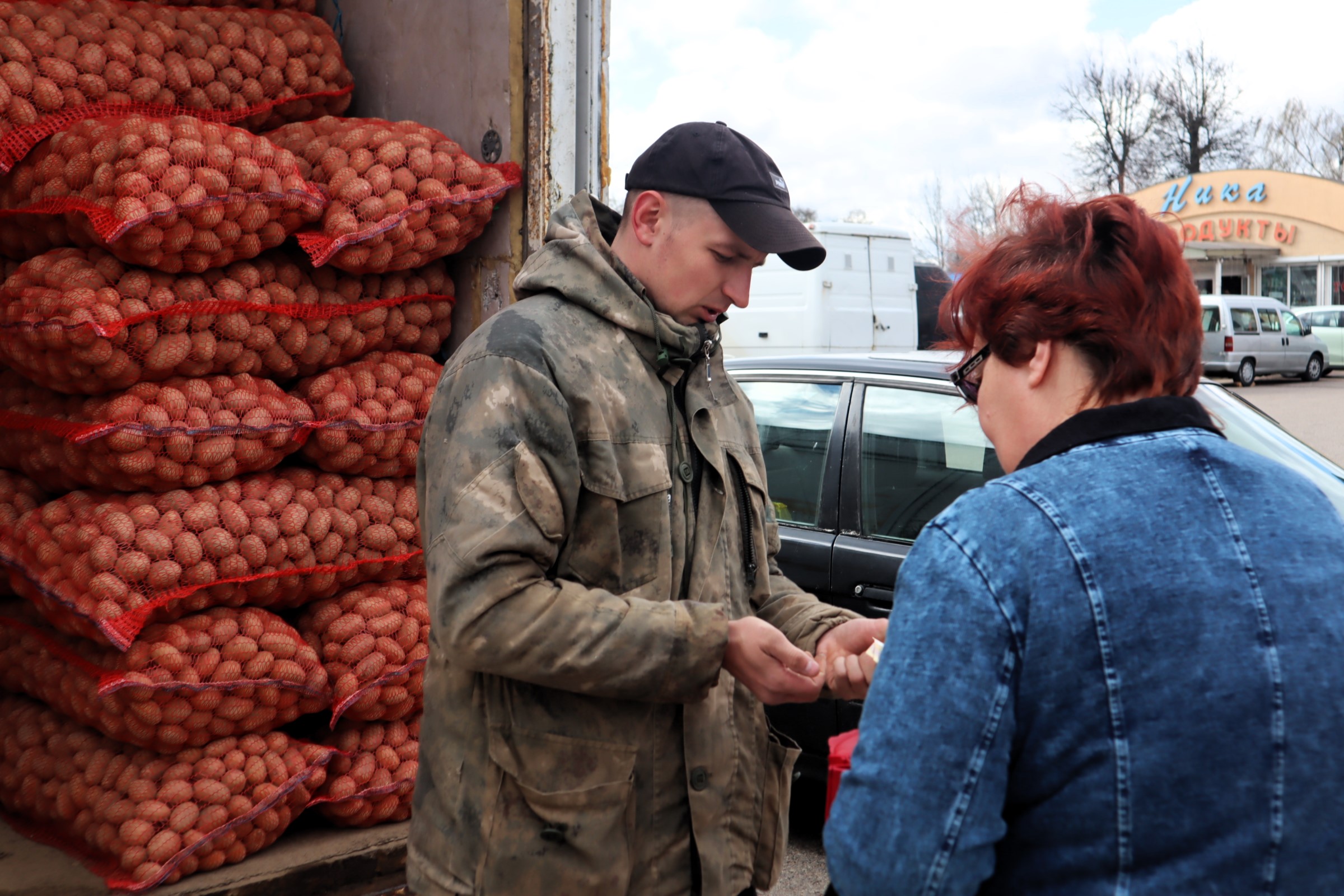 Сосна вместо саженцев и картошка с салом. Жива ли молодечненская ярмарка в будние дни?