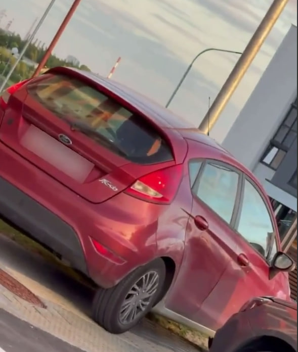 В Гродно водитель Ford протаранил столб и уехал по тротуару