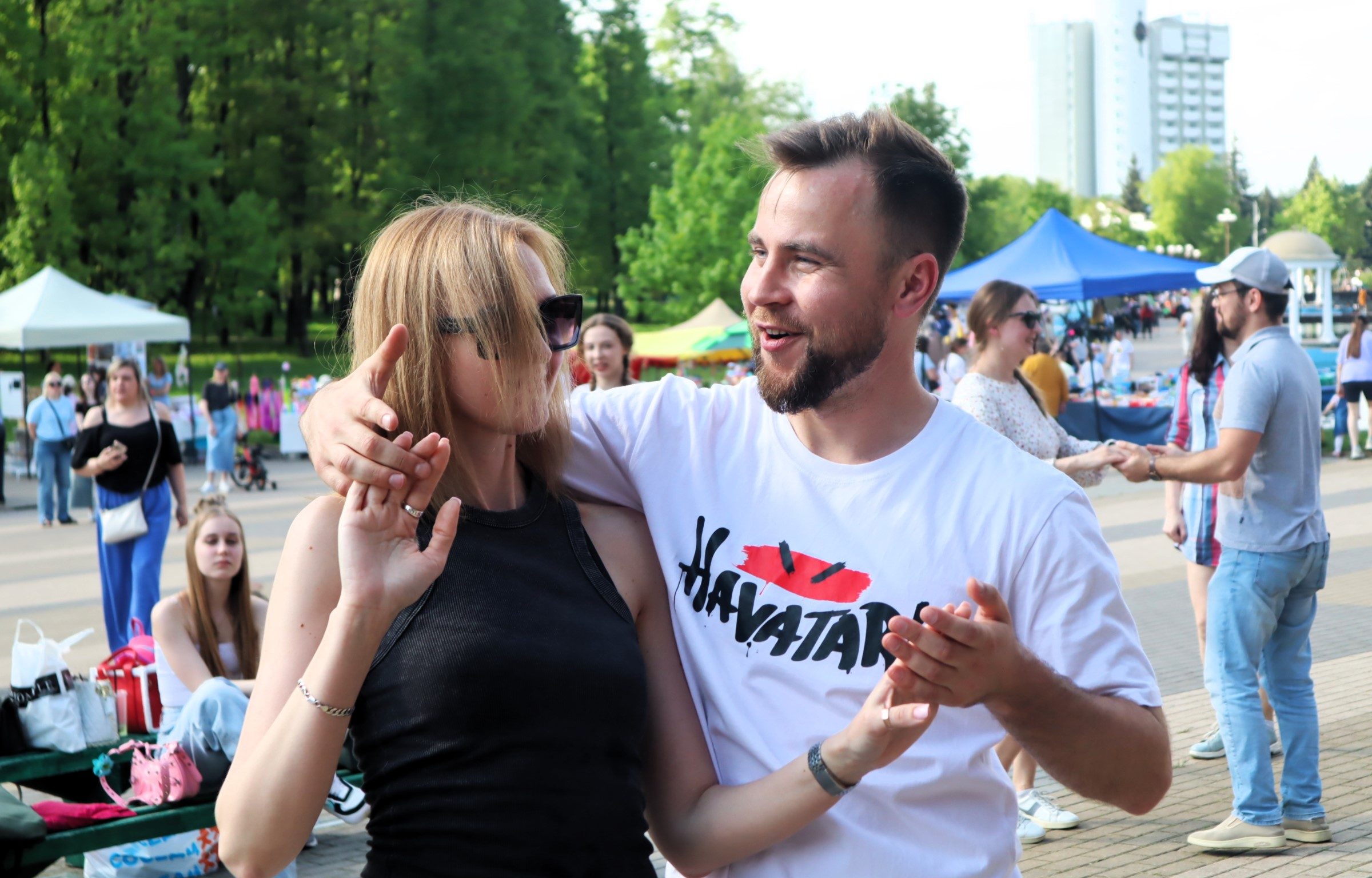 Танцуют в Молодечно все – от бухгалтера до следователя. В парке Победы пары зажигали в чувственной бачате