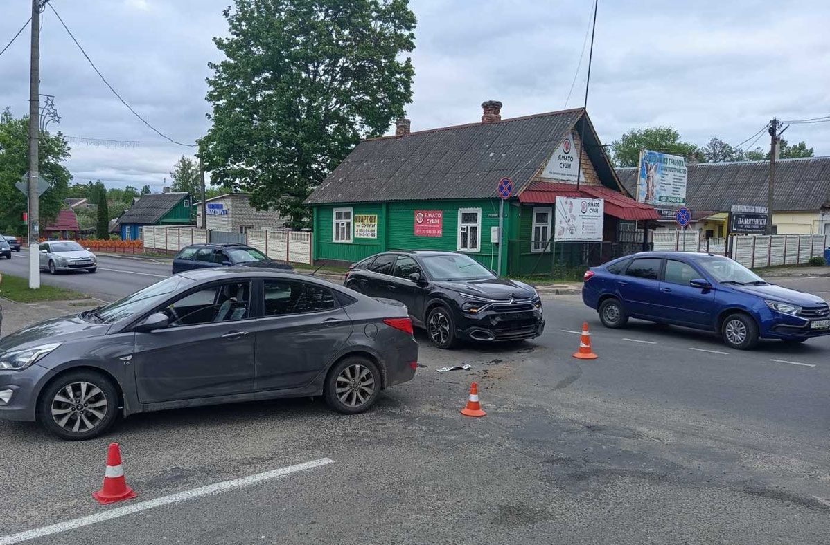 В Вилейке минчанка на «Хёндэ» не уступила дорогу и врезалась в «Ситроен»
