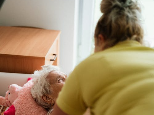 Выросло пособие по уходу за пожилым человеком старше 80 лет или инвалидом 1-й группы