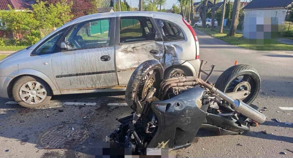 В Вилейке мотоциклист попал в больницу после столкновения с Opel