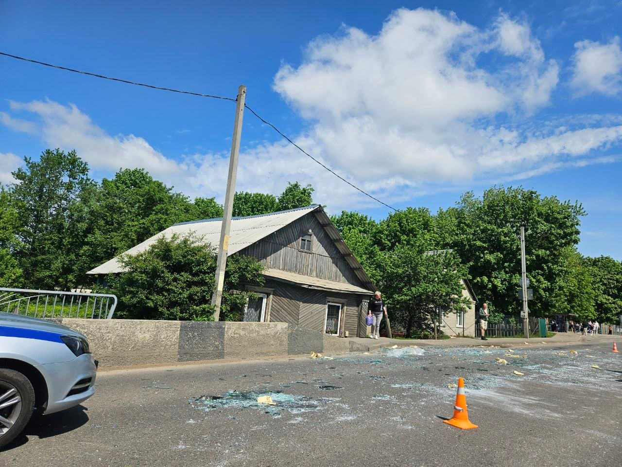 Битым стеклом была усыпана дорога возле автобусной остановки в Молодечно. Рассказываем, что случилось
